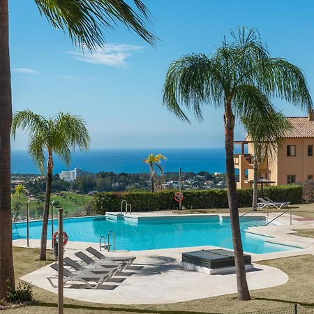 Large 3-Bedroom Nestled In Golf Paradise Estepona Dış mekan fotoğraf