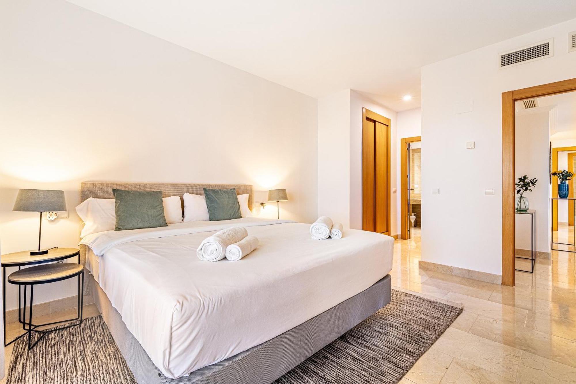 Large 3-Bedroom Nestled In Golf Paradise Estepona Dış mekan fotoğraf