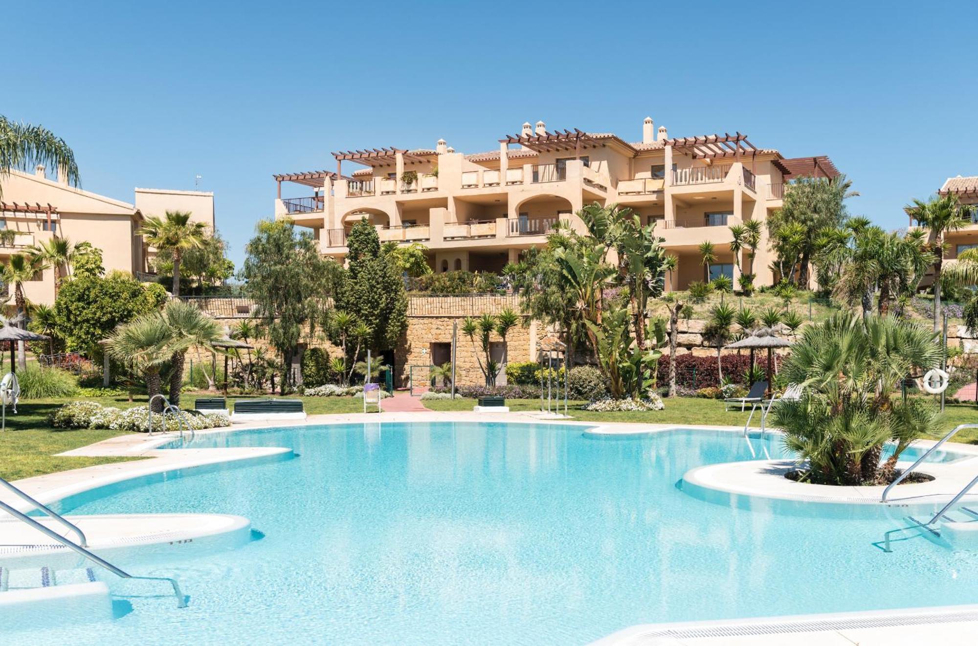 Large 3-Bedroom Nestled In Golf Paradise Estepona Dış mekan fotoğraf