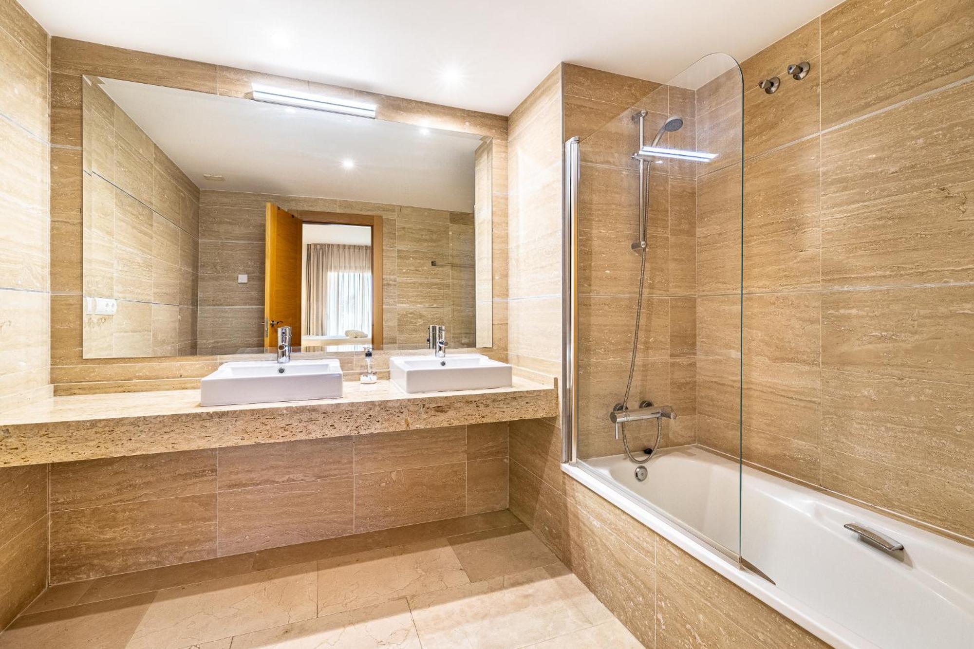 Large 3-Bedroom Nestled In Golf Paradise Estepona Dış mekan fotoğraf