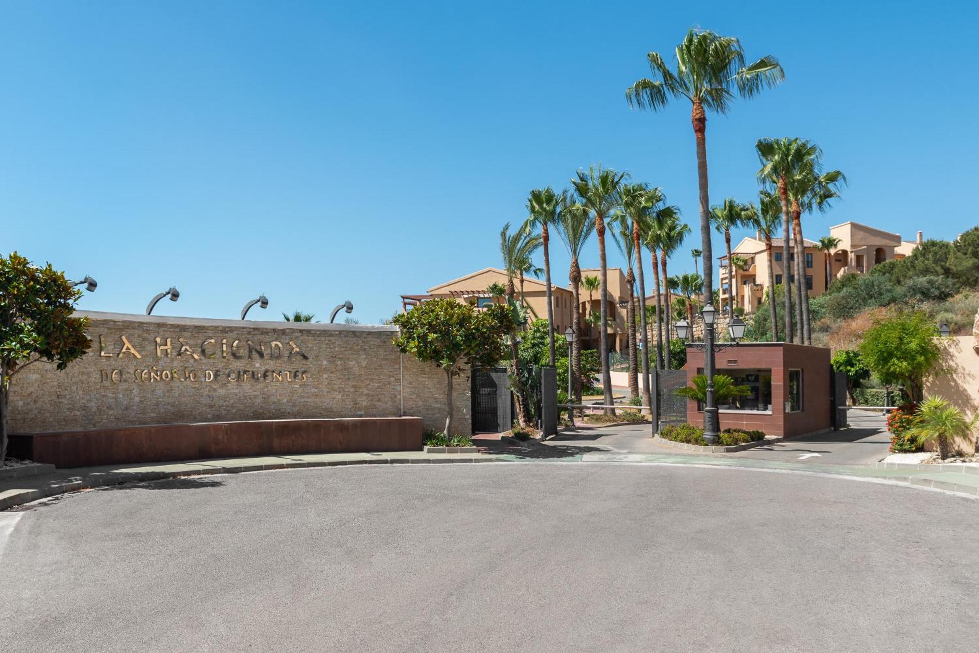 Large 3-Bedroom Nestled In Golf Paradise Estepona Dış mekan fotoğraf