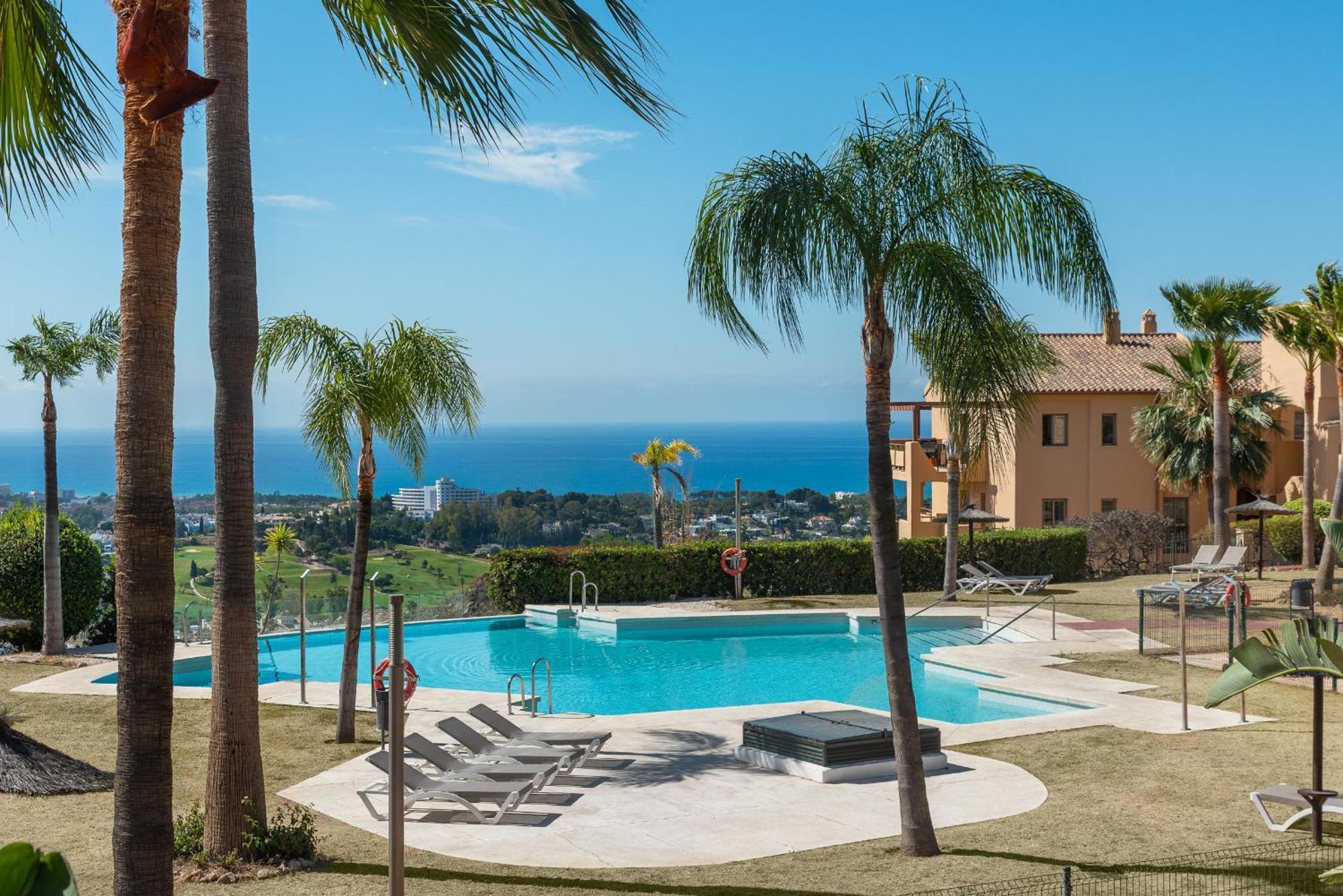 Large 3-Bedroom Nestled In Golf Paradise Estepona Dış mekan fotoğraf
