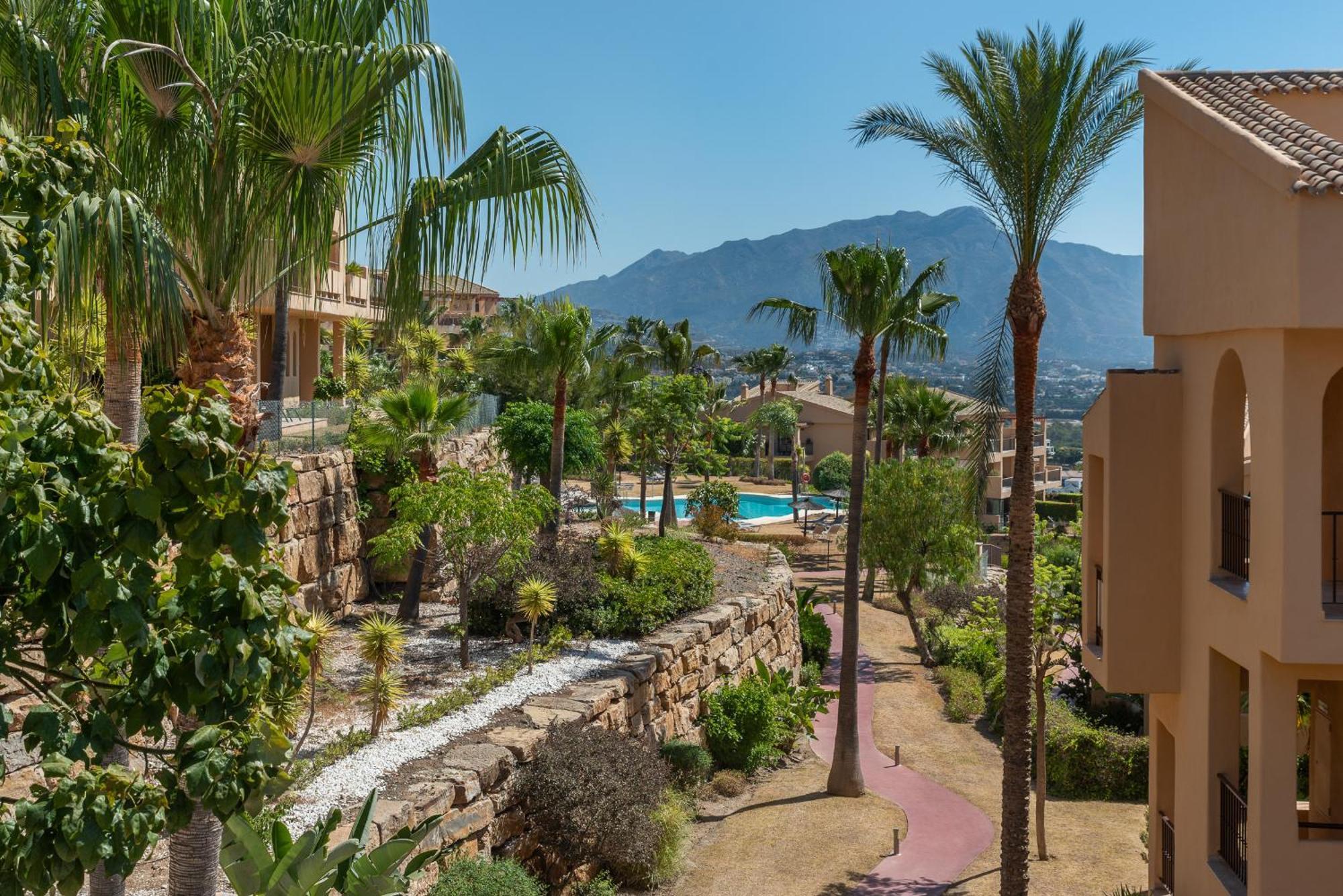 Large 3-Bedroom Nestled In Golf Paradise Estepona Dış mekan fotoğraf