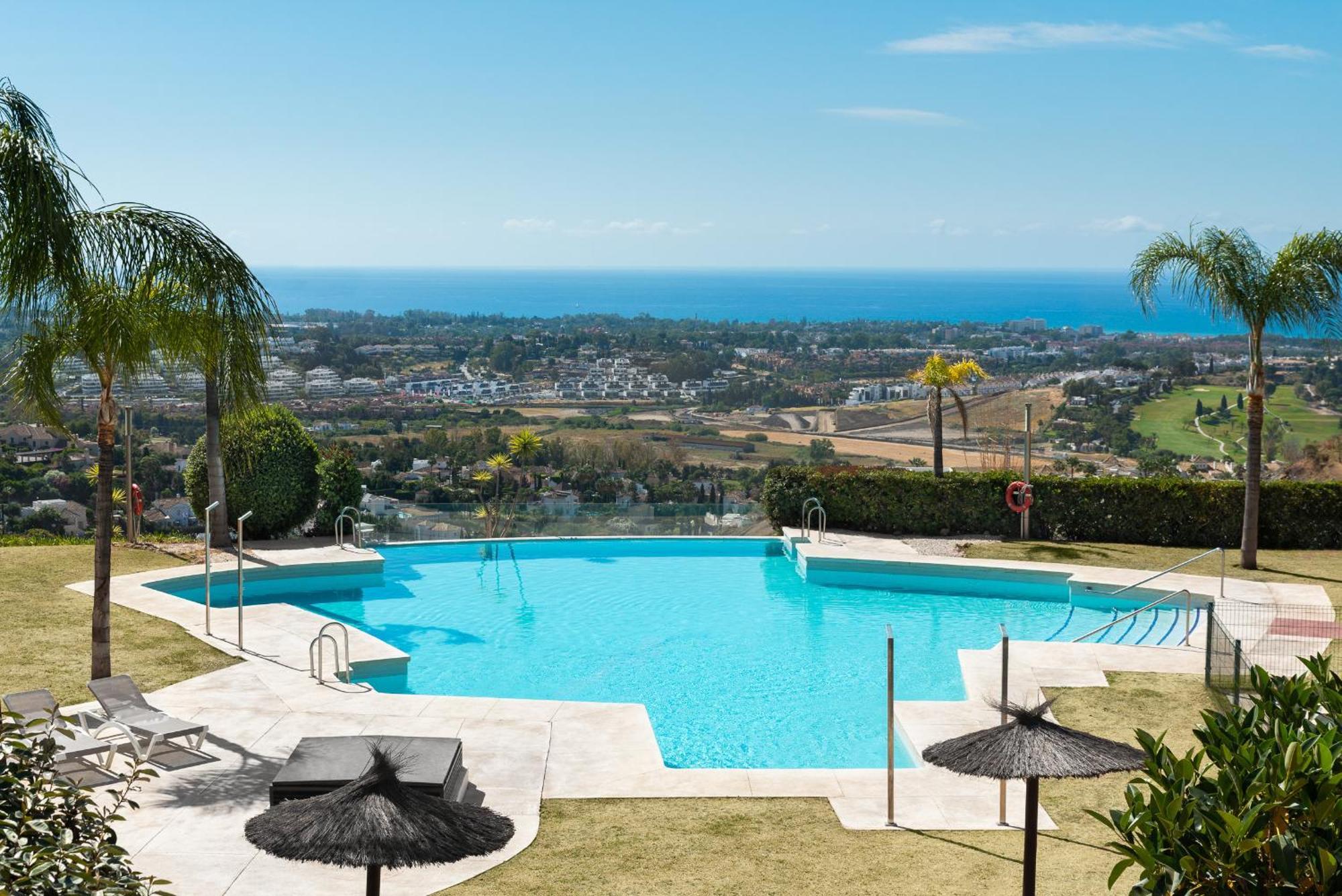 Large 3-Bedroom Nestled In Golf Paradise Estepona Dış mekan fotoğraf