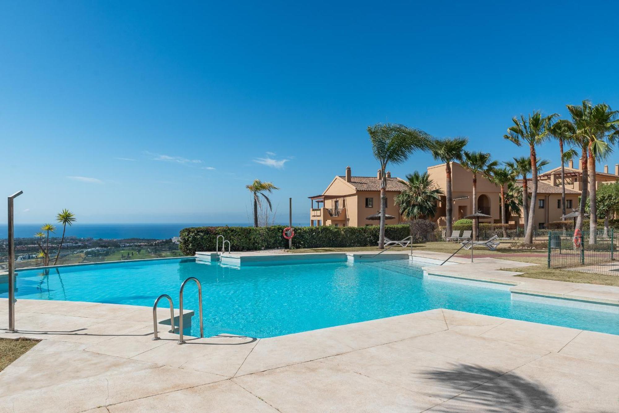 Large 3-Bedroom Nestled In Golf Paradise Estepona Dış mekan fotoğraf