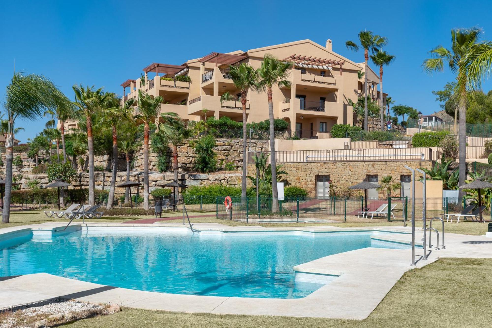 Large 3-Bedroom Nestled In Golf Paradise Estepona Dış mekan fotoğraf
