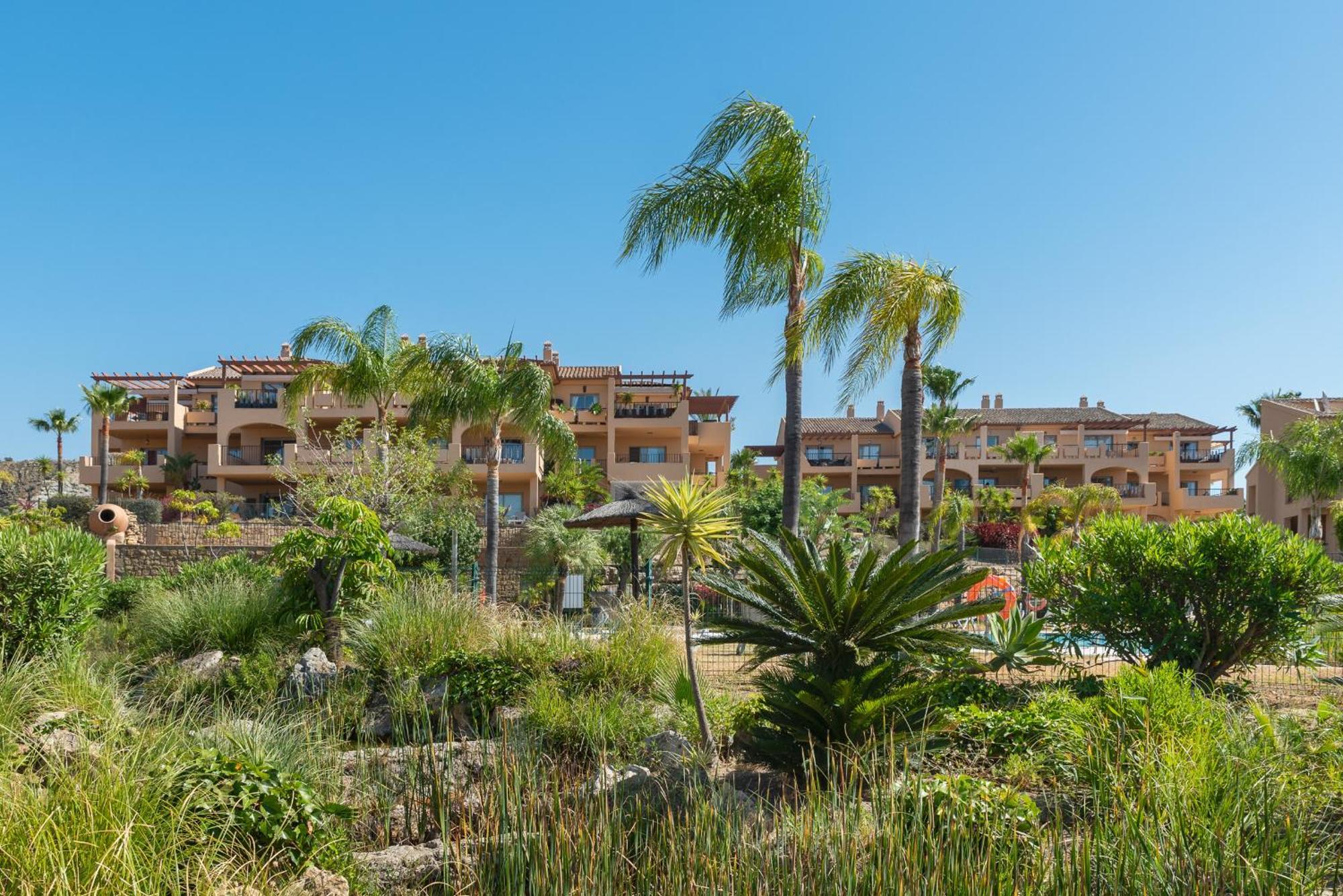 Large 3-Bedroom Nestled In Golf Paradise Estepona Dış mekan fotoğraf