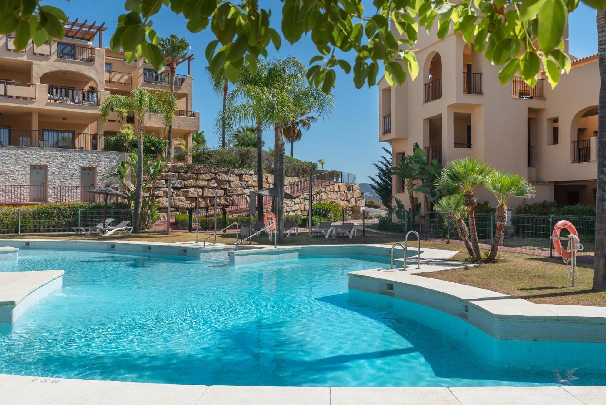 Large 3-Bedroom Nestled In Golf Paradise Estepona Dış mekan fotoğraf