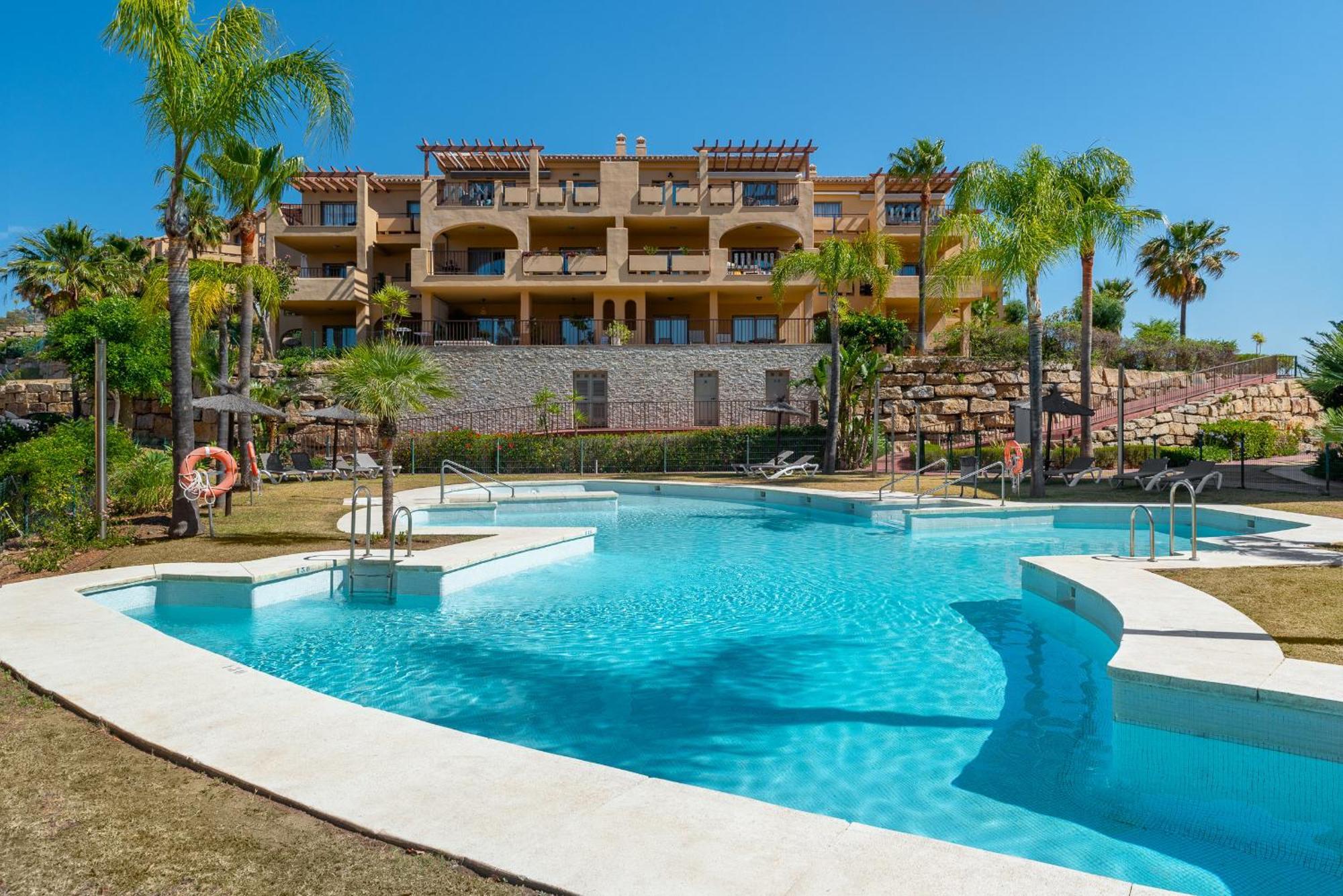 Large 3-Bedroom Nestled In Golf Paradise Estepona Dış mekan fotoğraf