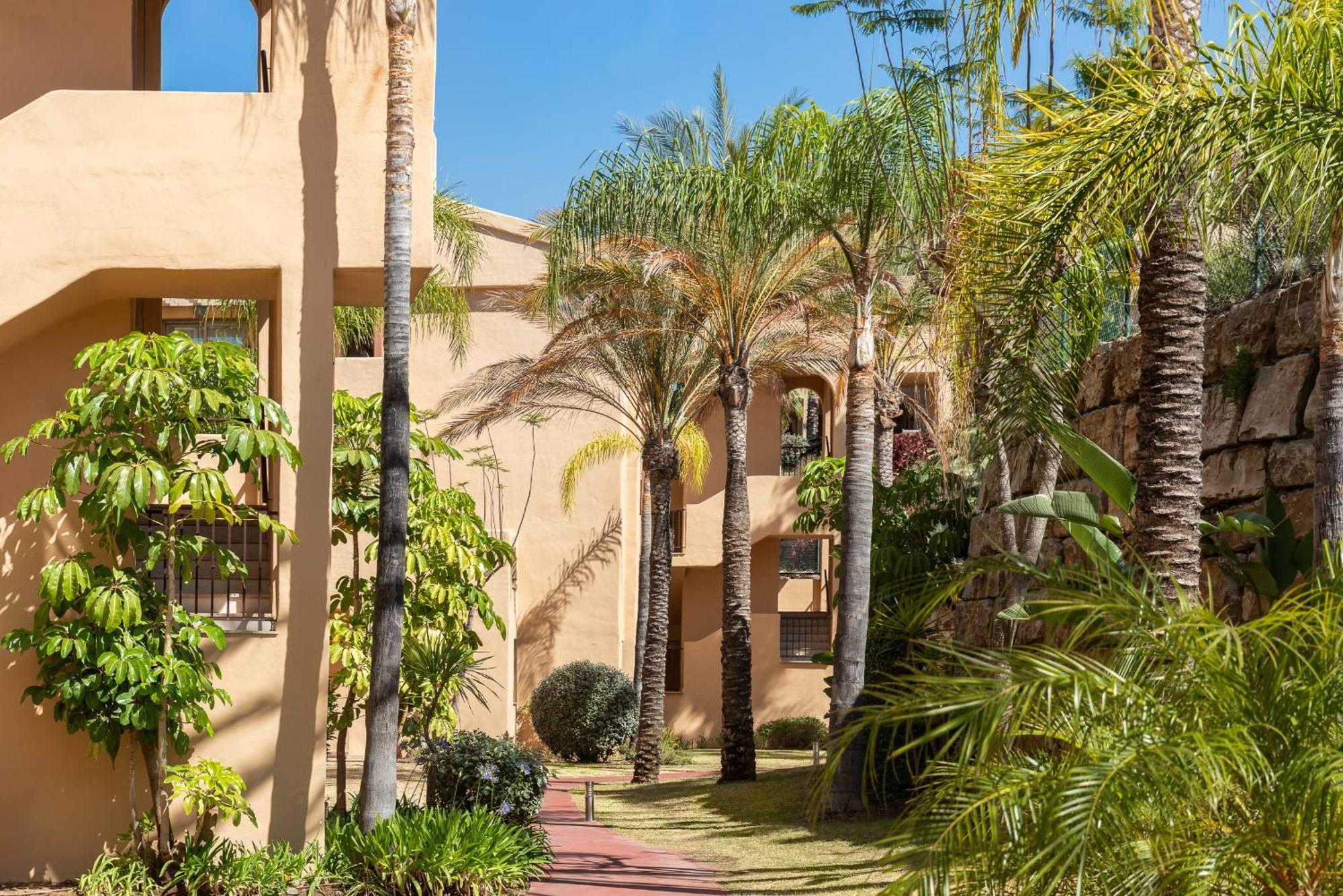 Large 3-Bedroom Nestled In Golf Paradise Estepona Dış mekan fotoğraf